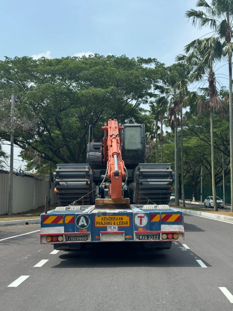 Amphibious excavators bound for Malaysia are engineered to meet local operational demands, including compliance with regional environmental standards and adaptability to tropical monsoon conditions.