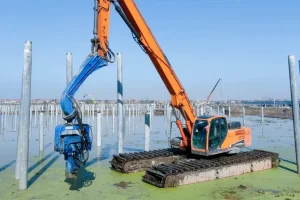 The pile driver plays multiple key roles during the construction process. During water-based construction, it can quickly build temporary working platforms on the water, providing stable support for excavators and other equipment.